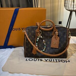 Louis Vuitton Speedy Soft 30 Monogram Brown Handbag with Ostrich leather detail.